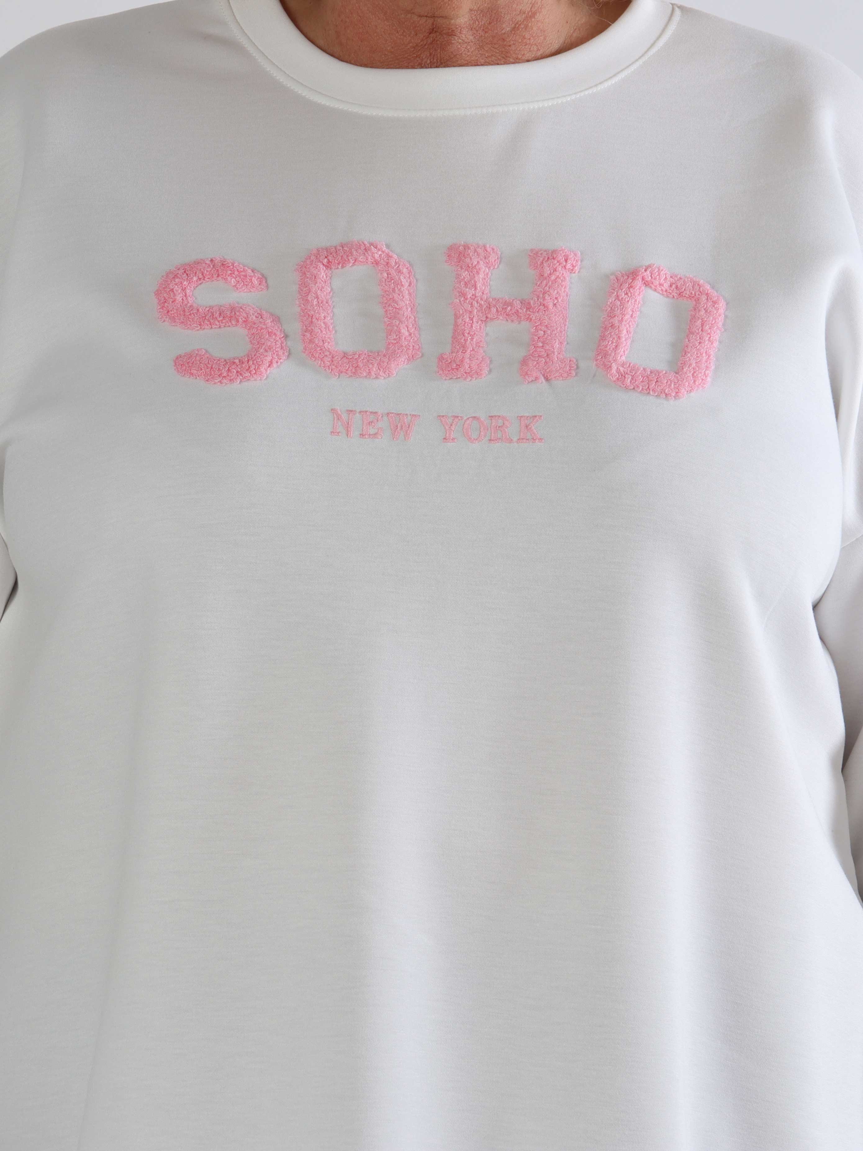 Lindsay - Blød plus size sweatshirt med SOHO skrevet på brystet